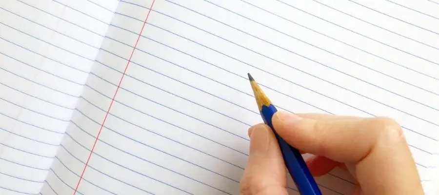 ノートに鉛筆で書く